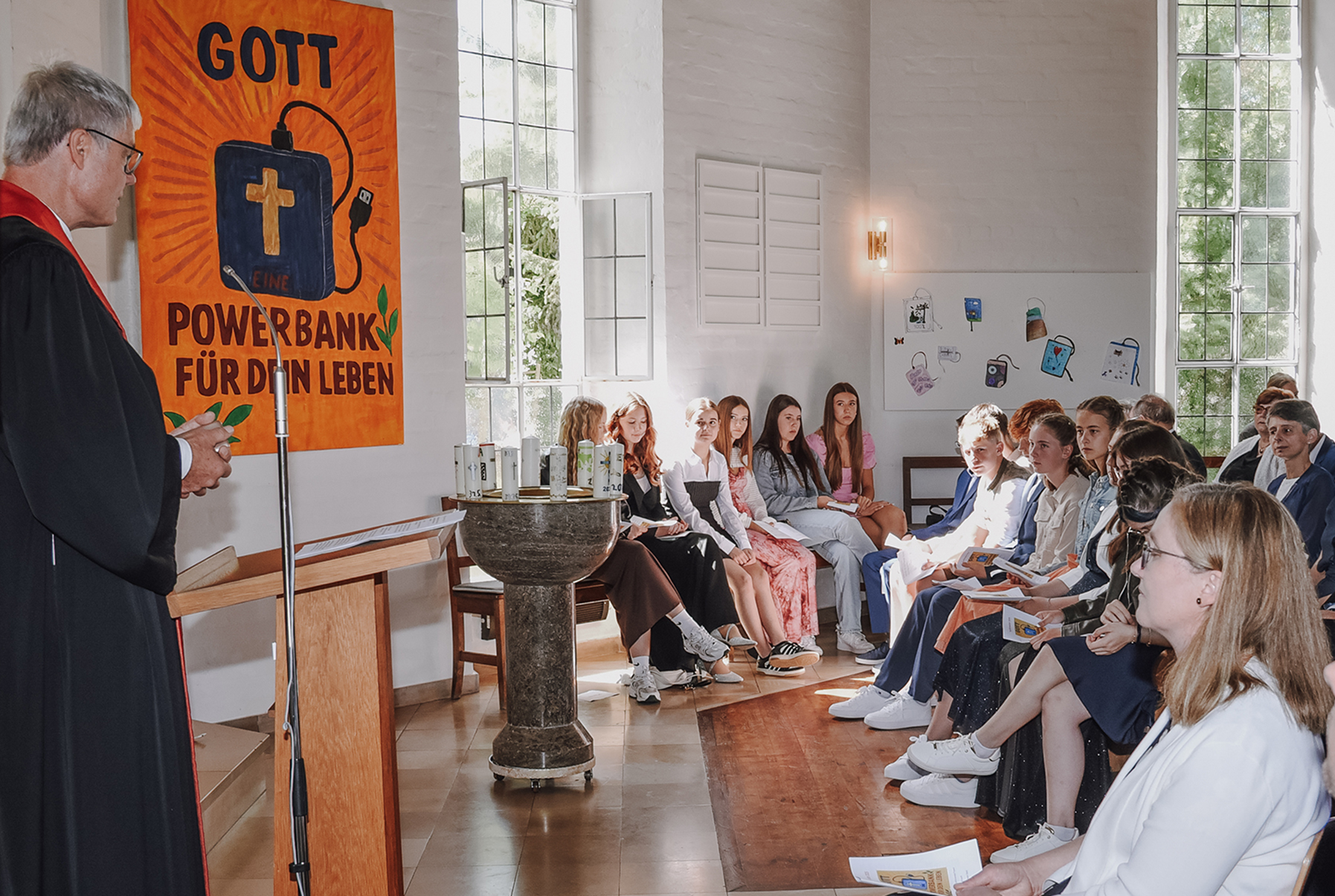 Temaerinnen und Konfirmanden in der Kirche