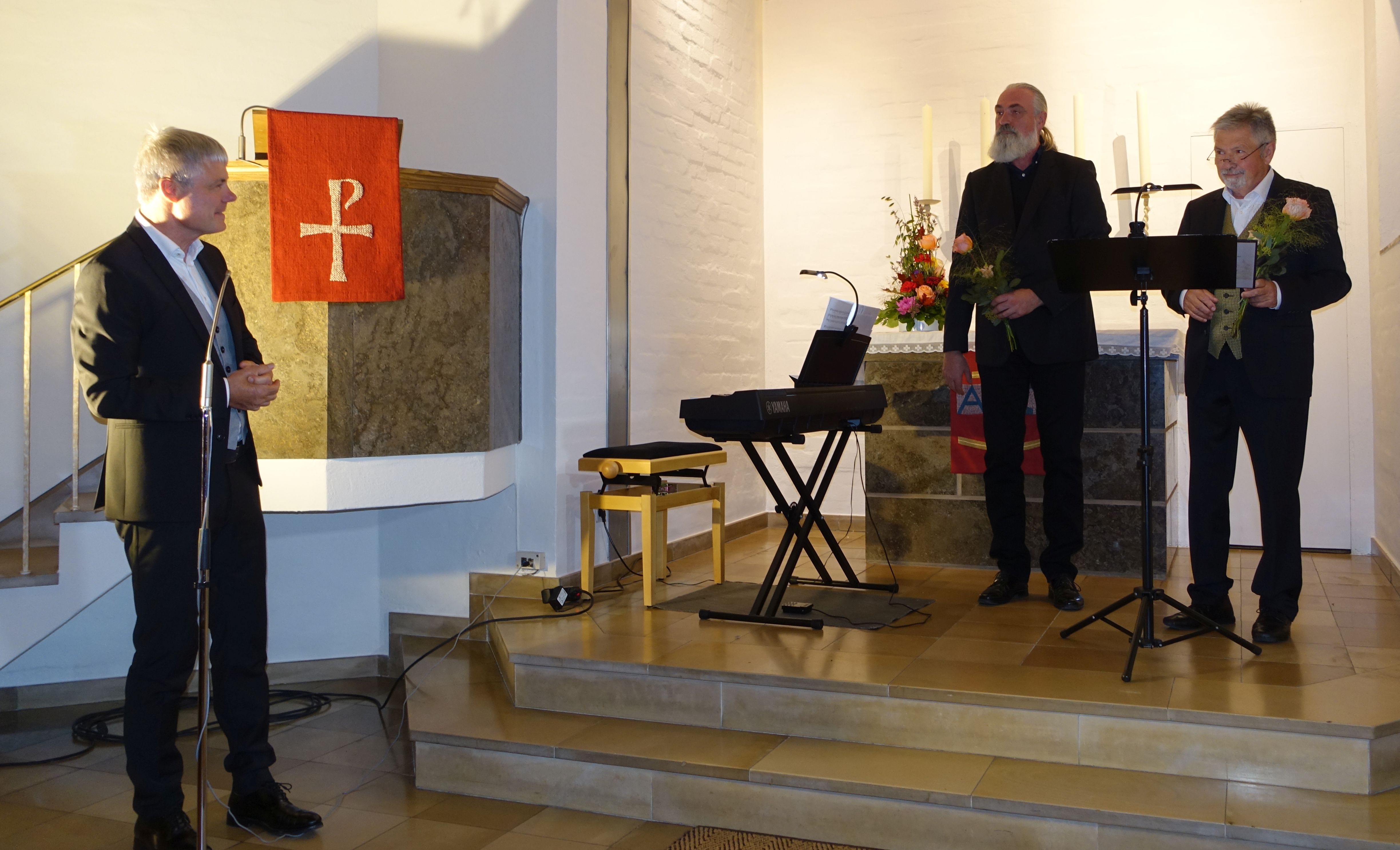 Pfarrer Bernath dankt den Künstlern.