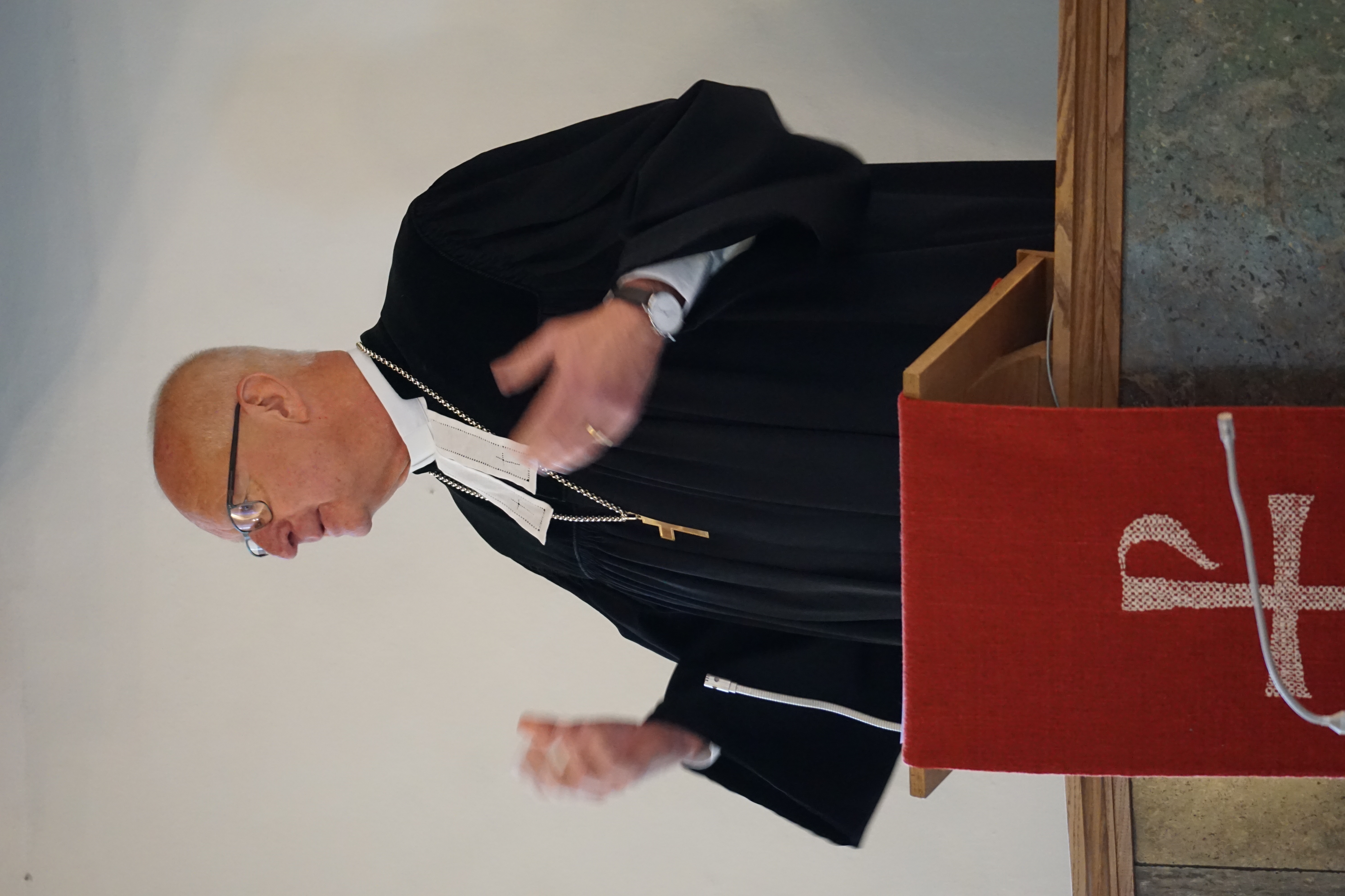 Der Regionalbischof Klaus Stiegler auf der Kanzel